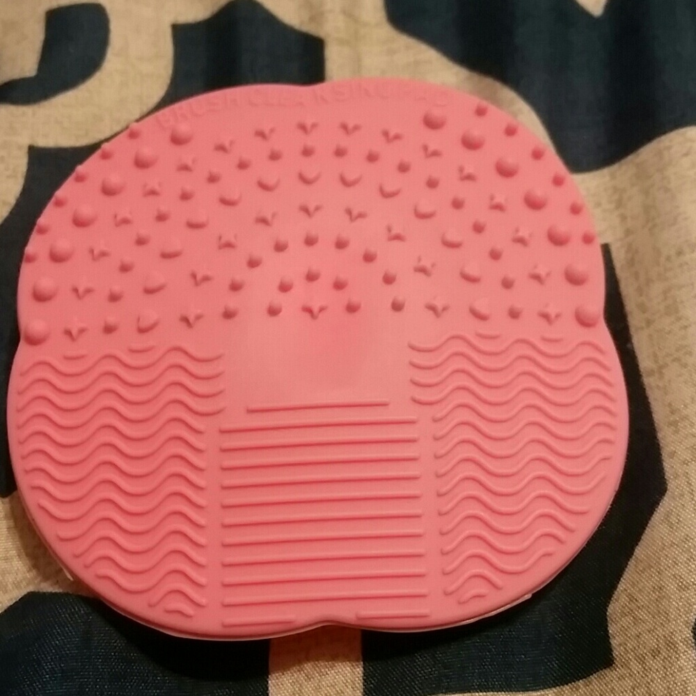 Makeup brush cleansing pad